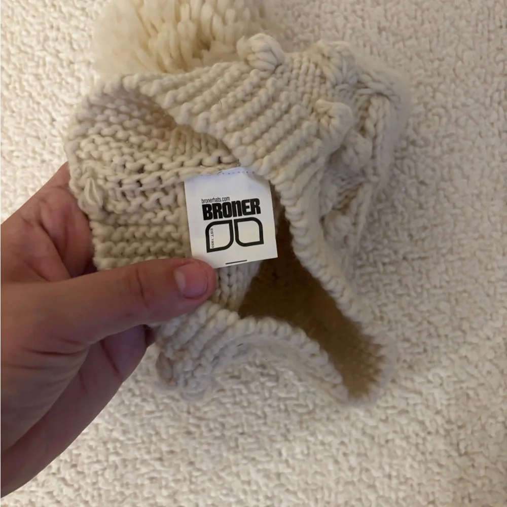 Elegant Cream Knit Pom-Pom Beanie